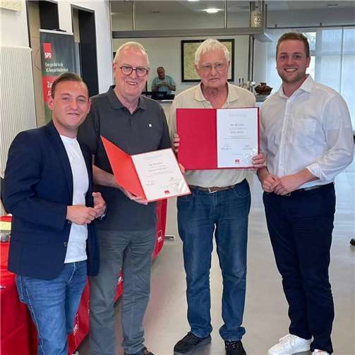 SPD-Regionalgeschäftsführer Janick Helmut Schmitz, die Jubilare Fredi Winter und Peter Zoller sowie Kreisvorsitzender und Bundestagsabgeordneter Martin Diedenhofen (v.l.) freuten sich gemeinsam über die durchgeführte Ehrung und die Verleihung der verdienten Ehrenurkunden. Foto: SPD-Kreisverband Neuwied