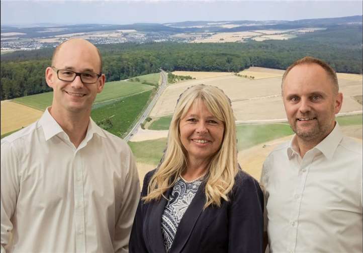 SPD Rhein-Lahn und SPD Aar-Einrich um den SPD-Kreistagsfraktionsvorsitzenden Carsten Göller, die Gemeindeverbandsvorsitzende Evelin Stotz und den SPD-Kreisvorsitzenden Mike Weiland (v. l. n. r.) laden zur Konferenz zum Kita-Zukunftsgesetz Rheinland-Pfalz mit der rheinland-pfälzischen Bildungsministerin Dr. Stefanie Hubig und Landrat Frank Puchtler nach Rettert ein. Privat