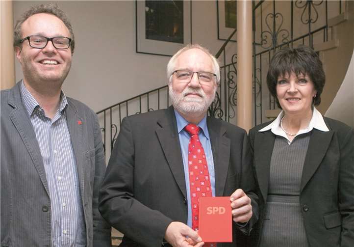 SPD-Stadtverbandsvorsitzender Folke große Deters und die Fraktionsvorsitzende im Stadtrat, Martina Koch, mit Dietmar Danz (M.), der als Kandidat der SPD bei der Bürgermeisterwahl antritt.  VJ