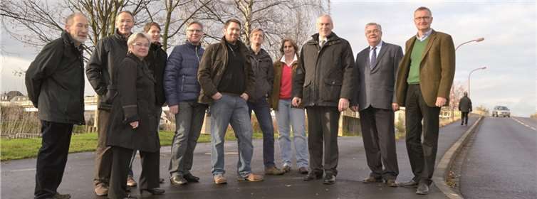 SPD-VG-Vorsitzender Bernd Schemmer, Niederwerths Ortsbürgermeister Sepp Gans, Bürgermeister Fred Pretz mit der SPD-Fraktion um den Vorsitzenden Dr. Matthias Rest (l.) beim Vor-Ort-Termin zur hochwasserfreien Anbindung an der jetzigen Brückenrampe nach Niederwerth. privat