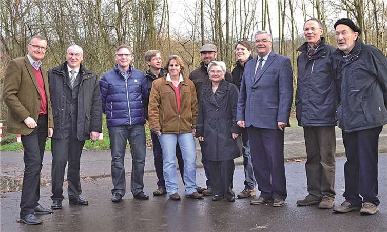 SPD-VG-Vorsitzender Bernd Schemmer (links), Bürgermeister Fred Pretz (2.v.l.) sowie Fraktionsvorsitzender Dr. Matthias Rest (rechts) mit der SPD-Fraktion beim Vor-Ort-Termin auf dem Mallendarer Berg.privat