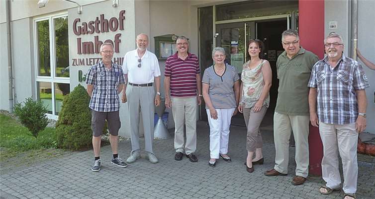 SPD-Verbandsgemeinderatsfraktion vor dem Tagungshotel, von links: Theo Rausch, Hermann Kleber, Stadtbürgermeister Hans-Peter Ammel, Gisela Rösner, Sylvia Wessel, Friedel Arndt, Helmut Assenmacher. Auf dem Bild fehlen Sven Ammel, Klaus Dobrzynski und Lothar Hackenbruch.Privat