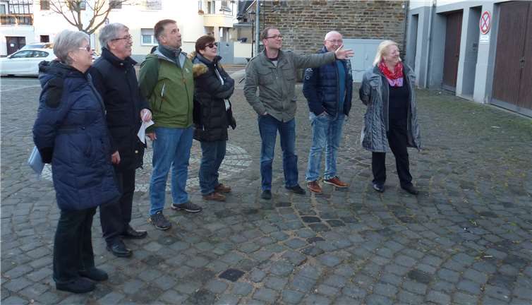 SPD-Vertreter aus Winningen und aus der VG-Rhein-Mosel beim Ortsrundgang: (v.li.) Beatrix Weyh, Klaus Frevel, Helmut Ackermann, Dr. Christine Göbel, Mario Krumbhorn, Hans-Josef Probst, Petra Rünz.Foto: privat