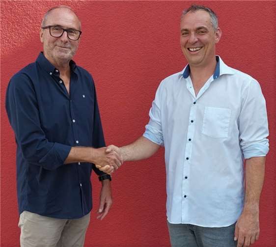 SPD Vorsitzender René Dunkel (re.) gratuliert Rolf Höfer zu seinem neuen Amt.  Foto: Patricia Hübscher