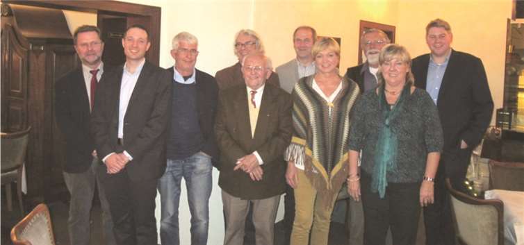 SPD-Vorsitzender Tobias Leuning ehrte zusammen mit seinem Stellvertreter Michael Schleupner besonders aktive und hochverdiente Mitglieder der SPD.privat