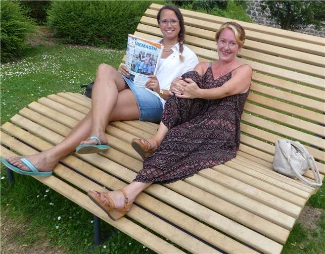 SPD-Vorstandsmitglieder Beate Reich und Laura Tuschscheerer fanden die Liegen sehr bequem. privat