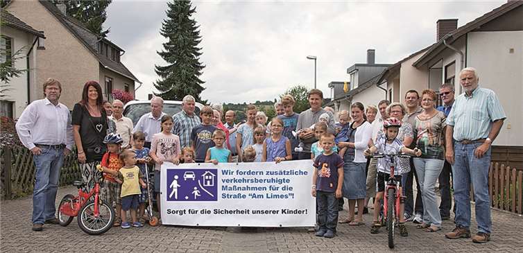 SPD-Vorstandsmitglieder und Polizeihauptkommissar Karl Heinz Tross trafen sich mit den Familien vor Ort.  privat