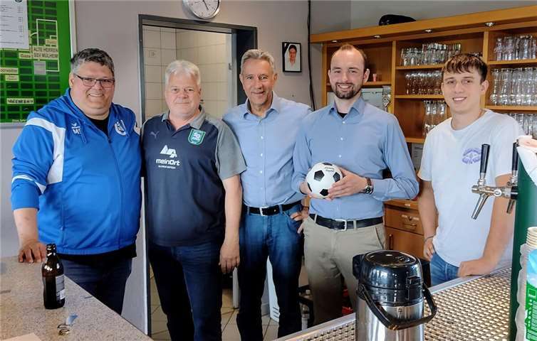 SPD und Freunde schenken Gekühltes aus.  Foto: Peter Löcher, SG2000