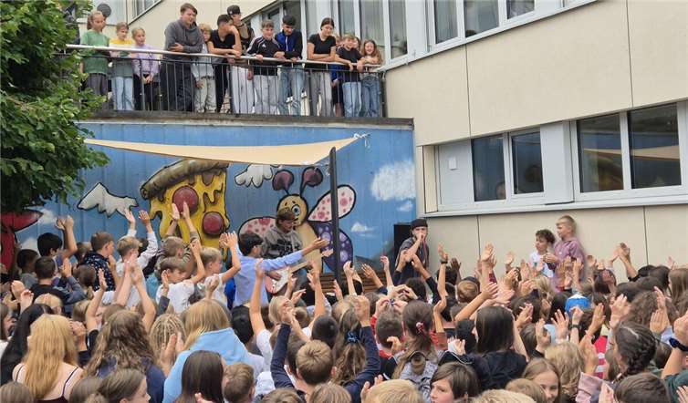 RockTheSchool rockt den Pausenhof der Realschule plus Cochem STDN (li.) und JonaAlien rockten die Bühne. Foto: Martin Schmitt