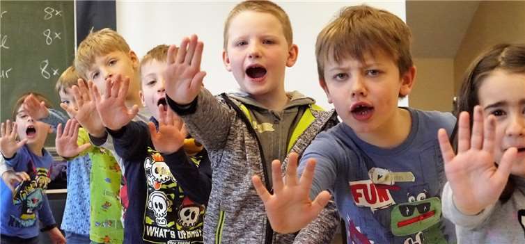 STOPP! Das haben sie schon gut gelernt, die Erstklässler der Goethe-Schule und die künftigen Erstklässler aller Kindergärten in Höhr-Grenzhausen. In einem Projekt des Kinderschutzbundes ging es darum, deutlich zu sagen, wenn jemand unangenehm wird, und wie Konflikte ohne Gewalt ausgetragen oder vermieden werden können. Foto: DKSB