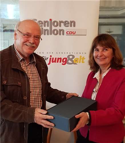 SU-Vorsitzender Manfred Kolling bedachte MdB Mechthild Heil für die vielen „Berliner Informationen“ mit einem Weinpräsent. CDU Senioren-Union