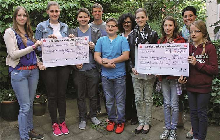 SV-Team und Bläserklassen 6a/6b überreichten Spenden in Höhe von 2222,22 Euro an den Förderkreis für krebskranke Kinder und Jugendliche in Bonn