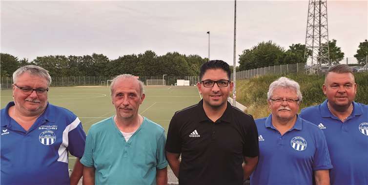 SV-Vorsitzender Jürgen Hamacher (v. l.) und das Trainerteam Ludwig Vallender, Mohamed Abou-Ayda, Franz Wax und Detlef Welling gehen optimistisch in die neue Saison. Foto: privat