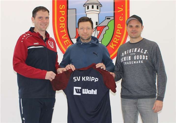 SV-Vorsitzender Marc Göttlicher und der Sportliche Leiter Andreas Beyer konnten nun Mario Brötz als neuen Trainer ab dem Sommer (Saison 2023/24) präsentieren. Quelle: SV Kripp