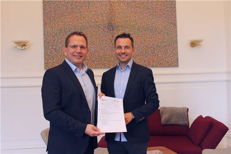 SWK-Geschäftsführer Lars Hörnig und Oberbürgermeister David Langner mit dem Förderbescheid. Foto: Stadt Koblenz/T. Knaak