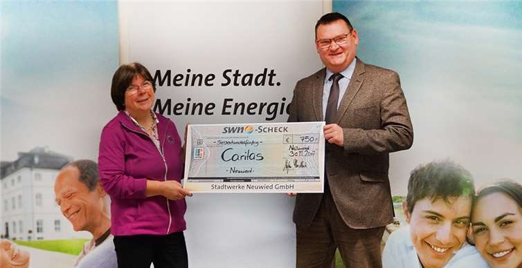 SWN-Direktor Stefan Herschbach übergab den Scheck in Höhe von 750 Euro an Veronika Bahr von der Caritas. Statt Weihnachtskarten zu verschicken, hilft das Geld, bedürftigen Kindern warme Schuhe für den Winter zu kaufen. Privat