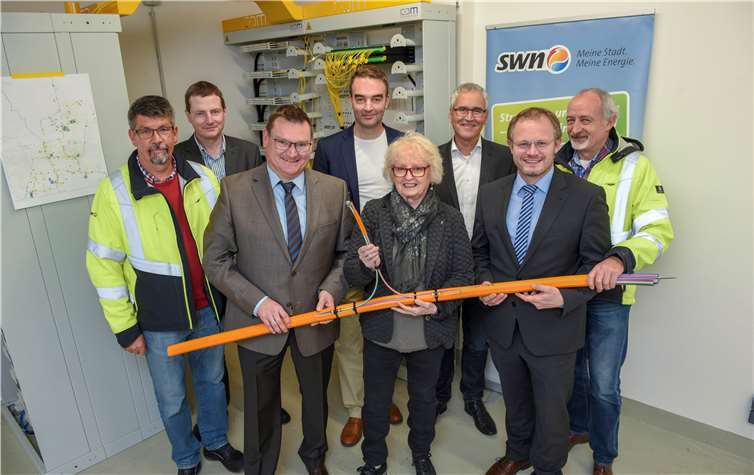 SWN-Geschäftsführer Stefan Herschbach, Brigitte Ursula Scherrer vom WiFo und Oberbürgermeister Jan Einig (vorne, v.l.) freuen sich, dass die Anbindung der Betriebe in den Industriegebieten Distelfeld und Friedrichshof mit Glasfaser pünktlich und damit wie versprochen gelungen ist. privat