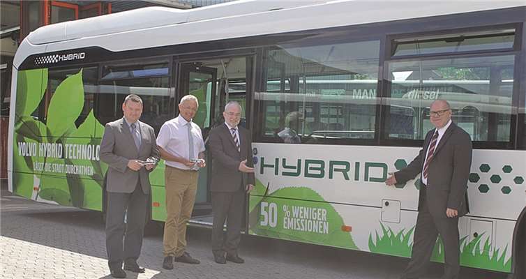 SWN-Geschäftsführer Stefan Herschbach, Kreisbeigeordneter Achim Hallerbach, Oberbürgermeister Nikolaus Roth und Jens Schmitz, Geschäftsführer Veolia Transdev Mittelrhein, (von links) sind von der innovativen Technik im neuen Hybridbus sehr angetan.Privat