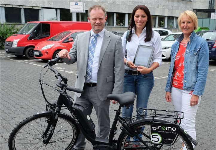 SWN Instrukteurin Melanie Jungbluth (M.) und Gesundheitsmanagerin Regina Mießler sind wie Oberbürgermeister Jan Einig davon überzeugt, dass die E-Bikes häufig genutzt werden. Foto: Stadt Neuwied