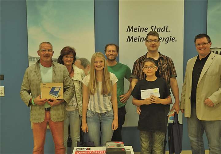 SWN-Marketingmitarbeiter Michael Bleidt (re.) übergab im Foyer der Stadtwerke Neuwied die Preise des Deichstadtfest-Gewinnspiels an glückliche Sieger. Stadtwerke Neuwied GmbH