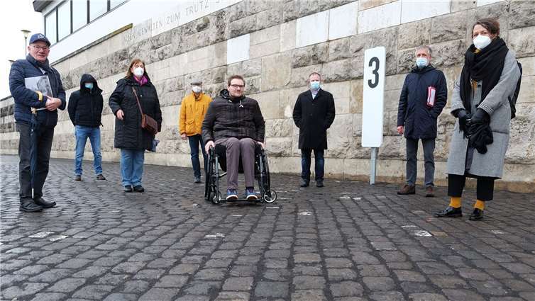 SWN-Mitarbeiter Daniel Tiller (im Rollstuhl) erläuterte Oberbürgermeister Jan Einig (3. von rechts), Mitarbeitern des Stadtbauamts und den Vorstandsmitgliedern des Seniorenbeirates Werner Hammes (links) und Brigitte Neumann (3. von links), dass es für Rollstuhlfahrer und Rollatorennutzer Probleme mit dem Pflaster gibt.Foto: Stadt Neuwied