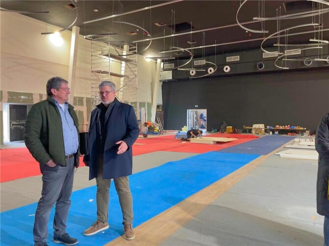 SWN-Projektleiter Thomas Endres (li.) und Sebastian Wolff, Amtsleiter im Büro des Oberbürgermeisters, stimmen sich bereits bezüglich der ersten Stadtratssitzung in der neuen Veranstaltungshalle „DEICHHERZ“ in der Museumstraße ab.  Foto: SWN/Maxie Meier