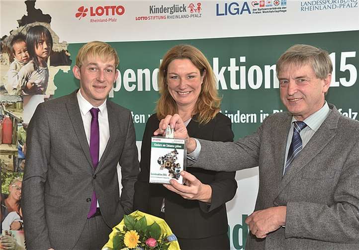 SWR-Gartenexpertin Heike Boomgaarden ist Schirmherrin der Aktion „Kinderglück“, hier gemeinsam mit Hans Peter Röhrig (rechts) und Marc Ruland (MdL) bei der Vorstellung der Lotto-Benefiz-Aktion.Seydel