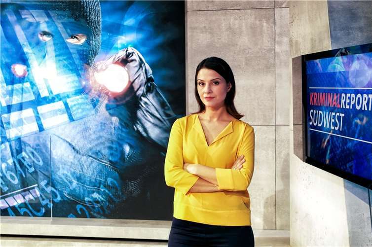 SWR-Moderatorin Fatma Mittler-Solak moderiert die Nachrichtensendung „SWR aktuell Rheinland-Pfalz“ und seit sieben Jahren die Servicesendung ARD Buffet im Ersten. Fatma Mittler-Solak hat Politische Wissenschaft und Erziehungswissenschaft studiert und danach bei den SWR-Hörfunkwellen DASDING, SWR3 und SWR4 gearbeitet. Foto: © SWR/Jost Bösenberg