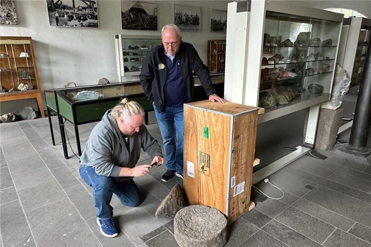 SWR-Video-Journalist Timo Fledie und Frank Neideck beim Dreh rund um die Mendiger Mahlsteine aus Australien in der Kaue im Hof Michels.
