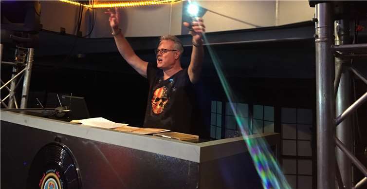 SWR1 Frühmoderator Michael Lueg sorgt für gute Stimmung auf dem „SWR1 Night Fever Party Boat“. Foto: SWR