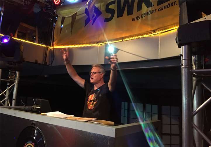 SWR1 Frühmoderator Michael Lueg sorgt für gute Stimmung auf dem „SWR1 Night Fever Party Boat“. Foto: SWR