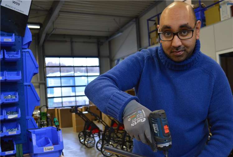 Sabahat Liaqat an seinem Arbeitsplatz bei der HOGGI GmbH in Ransbach-Baumbach. Caritas WW/RLK