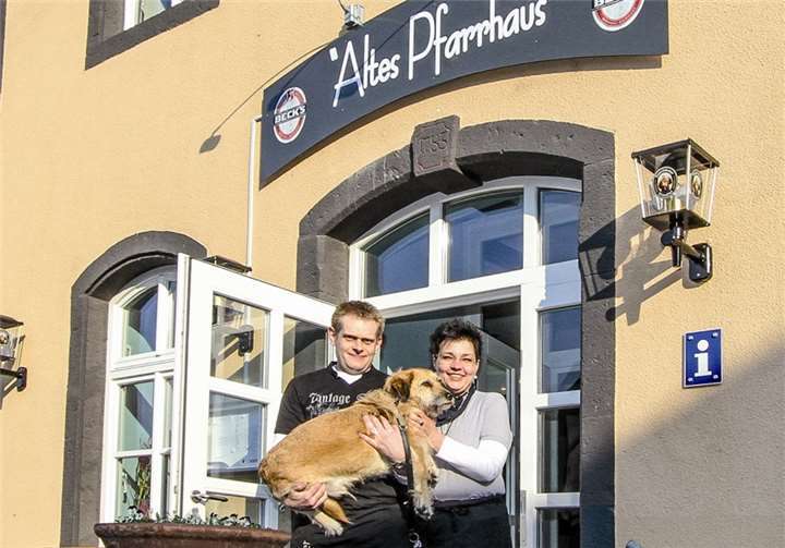 Sabin Hartig, Holger Weimar und „Herr Schröder“ freuen sich auf ihre Gäste.  EP