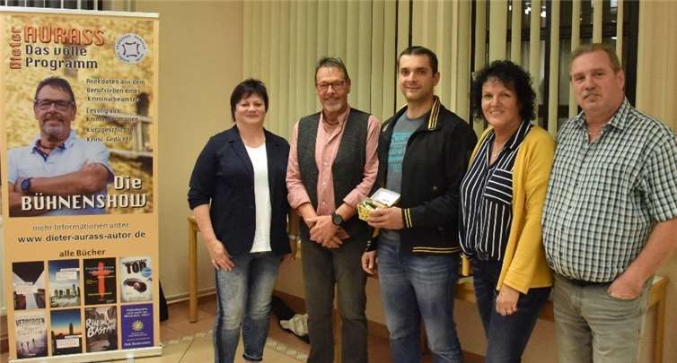 Sabina Quirin (Bücherwurm), Dieter Aurass, Vitali Ackermann, Marion Höfer und Reinhold Pohl freuten sich über den erfolgreichen Krimiabend. Foto: privat