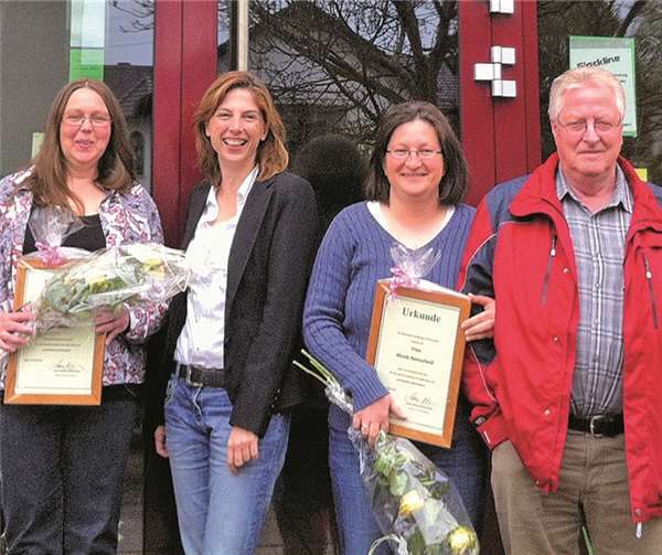 Sabine Bätzing-Lichtenthäler (2. v. l.) zeichnete Ulrike Muders (l.) und Nicole Ramscheid. Ortsbürgermeister Karl-Heinz Schneider (r.) hatte die beiden engagierten Helferinnen des Elgerter Jugendtreffs vorgeschlagen. privat