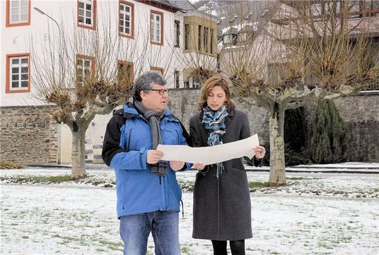 Sabine Bätzing-Lichtenthäler lässt sich von Michael Mahlert vor dem Kloster Leutesdorf die Pläne zum Umbau erklären (Januar 2013). privat