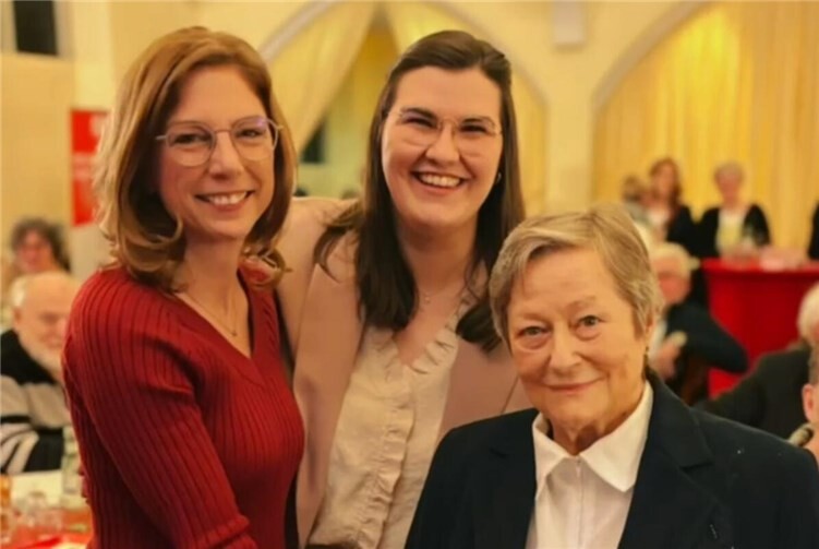 Sabine Bätzing Lichtenthäler und Marie-Christin Ockenfels freuen sich zusammen mit Brigitte Schellbach, die für 50 Jahre SPD-Mitgliedschaft geehrt wurde.  Foto: Aghid Almasalmeh