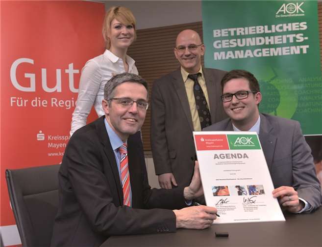 Sabine Barth (KSK Personalmanagement) und Karl-Josef Esch (Vorstandsmitglied KSK, li.) sowie Werner Blasweiler (Projektleiter Betriebliches Gesundheitsmanagement) und Stefan Mohr (stellvertretender AOK-Bezirksgeschäftsführer). privat