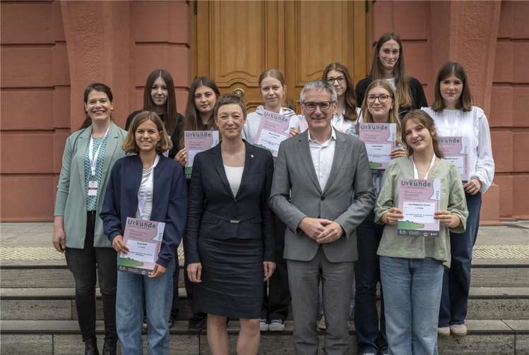 Sabine Bechstein (li.), Dr. Sarah Scholl-Schneider, stellvertretende Direktorin Landeszentrale für politische Bildung (Mitte li.), Hendrik Hering, Präsident des rheinland-pfälzischen Landtags (Mitte re.) sowie Schülerinnen und Schüler. Foto: Heike Rost