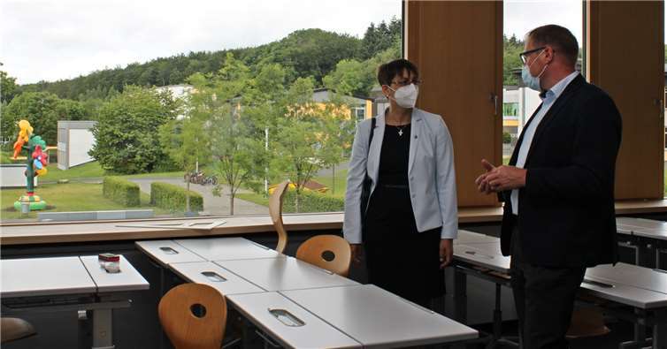 Sabine Bertram-Schäfer und Schulleiter Dirk Weigand im Gespräch über Schule am Evangelischen Gymnasium Bad Marienberg.