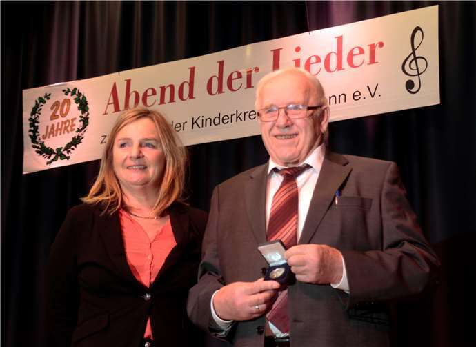 Sabine Boos von der Deutschen Krebshilfe verlieh Reinhold Schüssler die Silberne Ehrenmedaille der Kinderkrebshilfe.