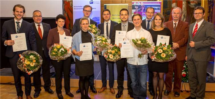 Sabine Erbschwendtner (3. v. l.) erhielt für ihre pflegewissenschaftliche Masterarbeit den Koblenzer Hochschulpreis. Klaus Herzmann