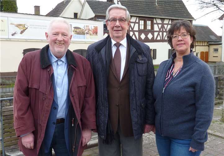 Sabine Fleischer ehrte Horst Frunzke (l.) und Werner Klein (Mitte) für ihre jahrelange Treue. Foto: Hans Hartenfels