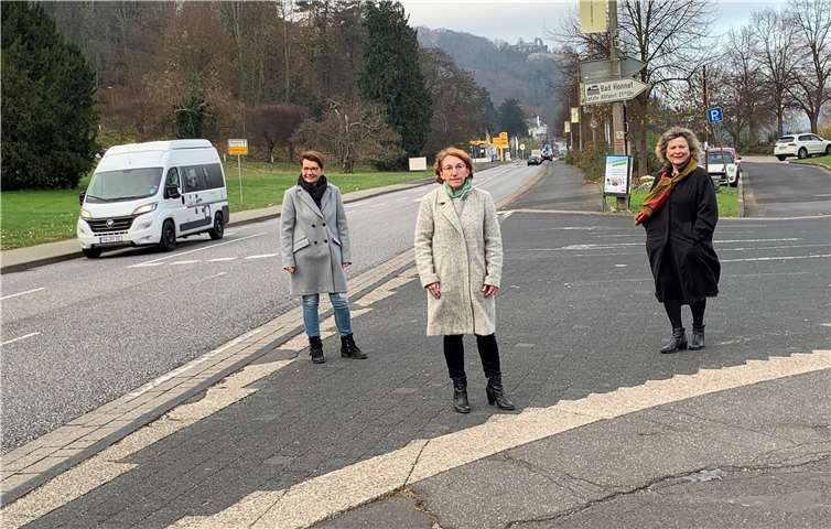 Sabine Glaser, Susanne Müller, Christine Wießmann machen sich ein Bild vor Ort. Foto: privat