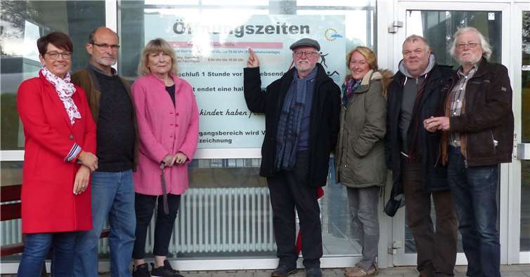 Sabine Glaser (v. l.), Michael Uhrmacher, Christine Wießmann, Hans Metternich, Beate Reich, Jürgen Blüher und Rolf Plewa sehen bei einer ganzjährigen Nutzung des Remagener Freizeitbads Vorteile in vielen Bereichen. Foto: privat