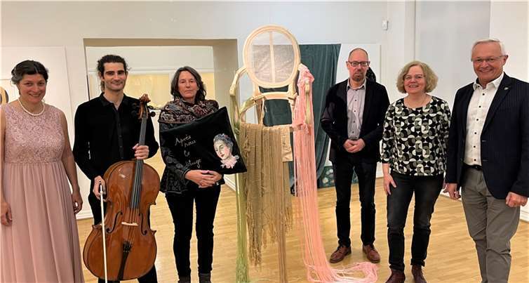 Sabine Hack (3. von links) zeigt ihre Werke im Neuwieder Roentgen-Museum – ganz zur Freude von (von rechts) Landrat Achim Hallerbach, Laudatorin Pauline Liesen und Museumsdirektor Bernd Willscheid. Musikalisch umrahmt wurde die Vernissage von Milica Vickovic-Reffgen und Yoel Cantori.  Foto: Kreisverwaltung Neuwied / Ulf Steffenfauseweh