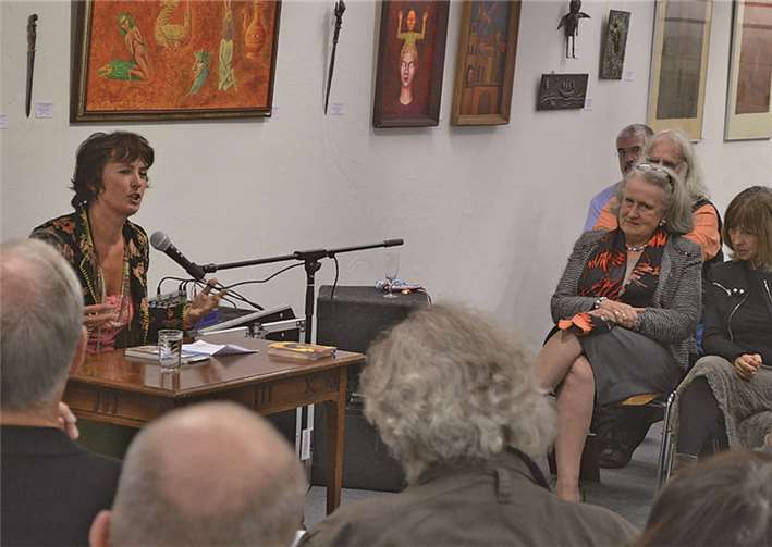 Sabine Hampel vom SWR-Fernsehen begeistert mit ihrer lebendigen Lesung das Publikum. AB