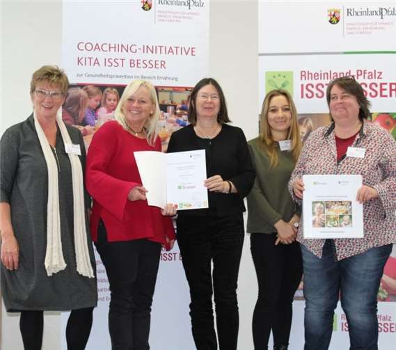 Sabine Hassinger (zweite v.li.), Monique Schneider (zweite v.re.) und Kita-Leiterin Petra Stiller (re.) erhielten ihre Ernennungsurkunde von Umweltministerin Ulrike Höfken (Mitte). Foto: privat