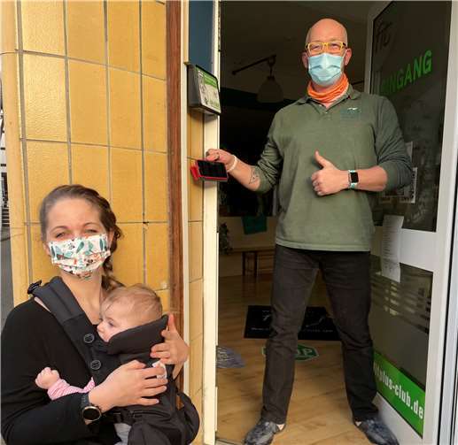 Sabine Henning lässt sich von Detlef Eenhuis die QR Türtechnik erklären. Foto: privat