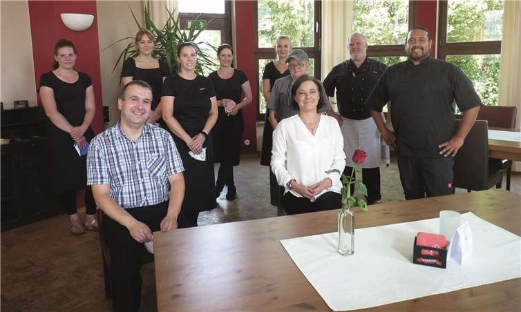 Sabine Horstmann und ihr Kompagnon Ralf Hauter (vorne sitzend) sind stolz auf ihr engagiertes Mitarbeiterteam. Fotos: FRE
